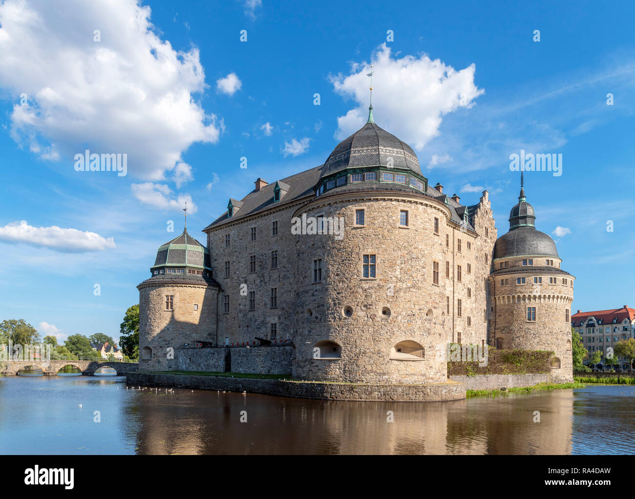 Il castello di Örebro, una fortificazione medievale nel mezzo del fiume Svartån, Orebro, Närke, Svezia Foto Stock