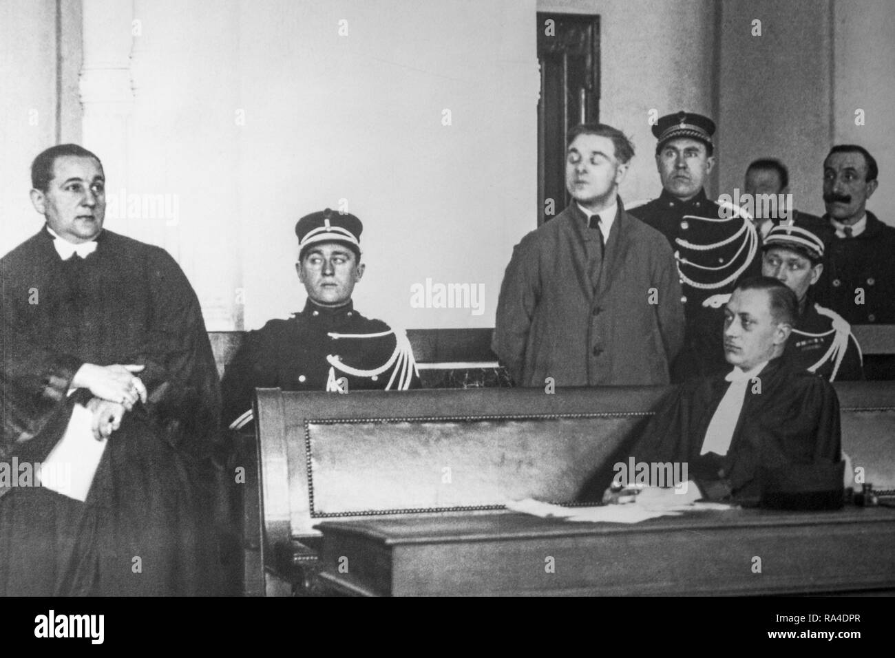 A metà del XX secolo la foto di archivio di avvocati e criminale scortato dai gendarmi / funzionari di polizia in testimonianza del box al giudice belga di diritto, Belgio Foto Stock