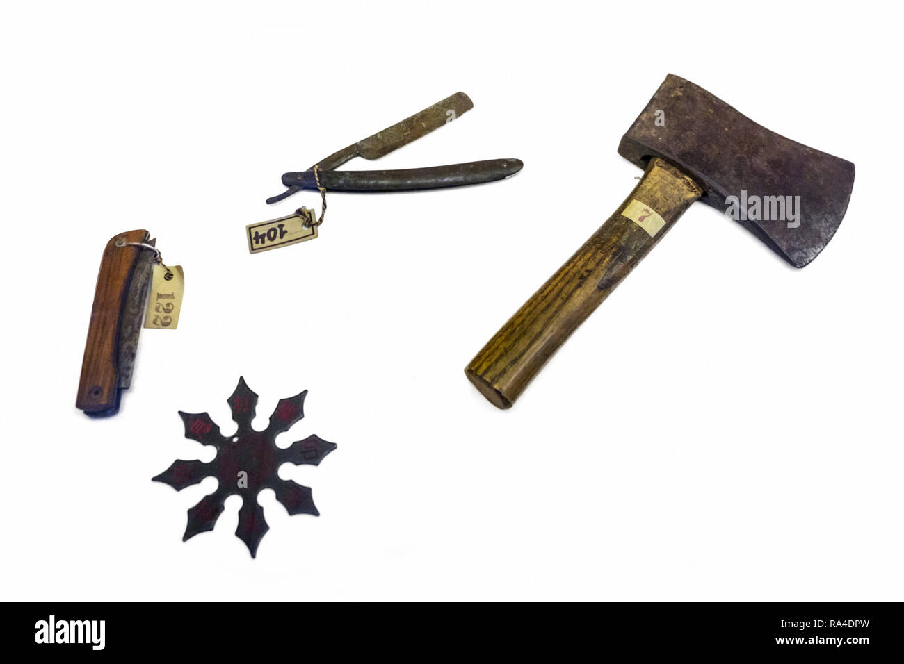 Vecchie armi del delitto contro uno sfondo bianco: coltellino tascabile, rasoio / aprire il rasoio, mano ax / hatchet e shuriken / gettando stelle ninja / star Foto Stock