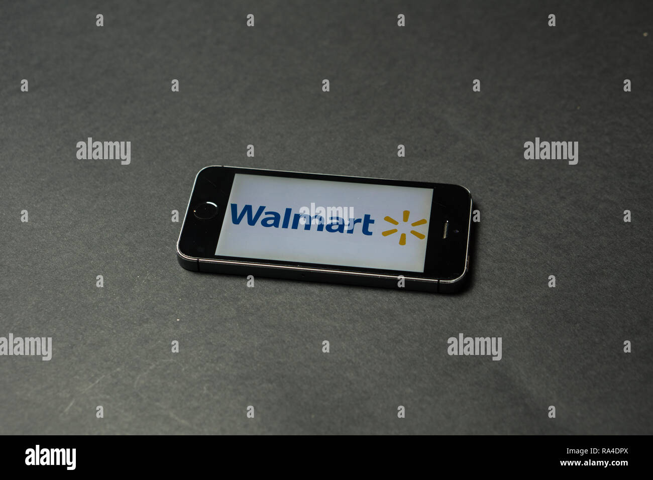 Walmart logo su una schermata Telefono, Slovenia - Dicembre 23th, 2018 Foto Stock