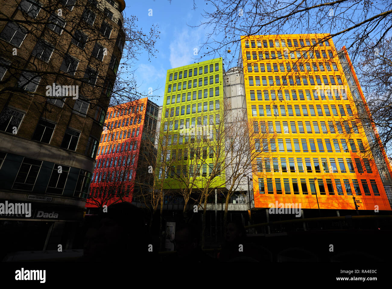 Facciata colorata di uso misto (edifici di Renzo Piano) presso il Central St Giles, New Oxford Street, Londra, Inghilterra. Foto Stock