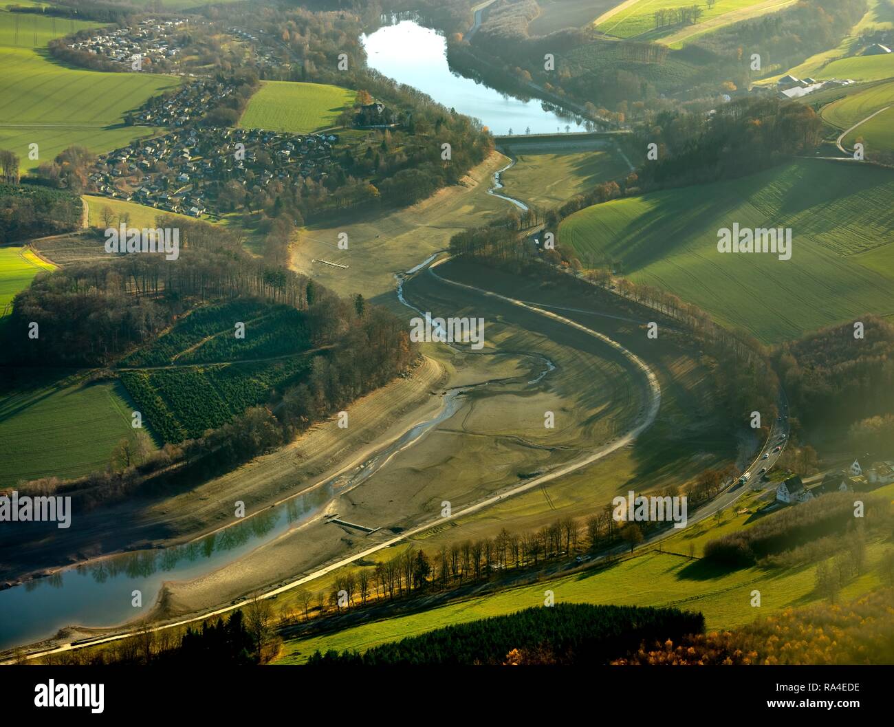 Vista aerea, Hennetalsperre, serbatoio in acqua bassa, la carenza idrica e siccità, Meschede, Sauerland-Rothaargebirge natura park Foto Stock