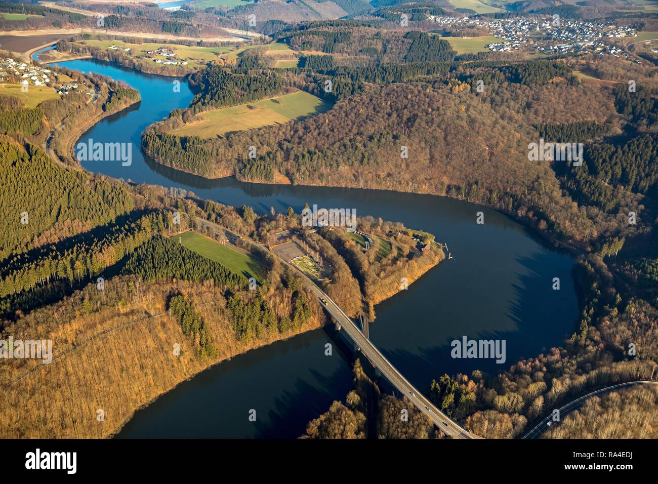Vista aerea, bacino meridionale, Biggesee Biggetalsperre, serbatoio, Olpe, Sauerland, Nord Reno-Westfalia, Germania Foto Stock