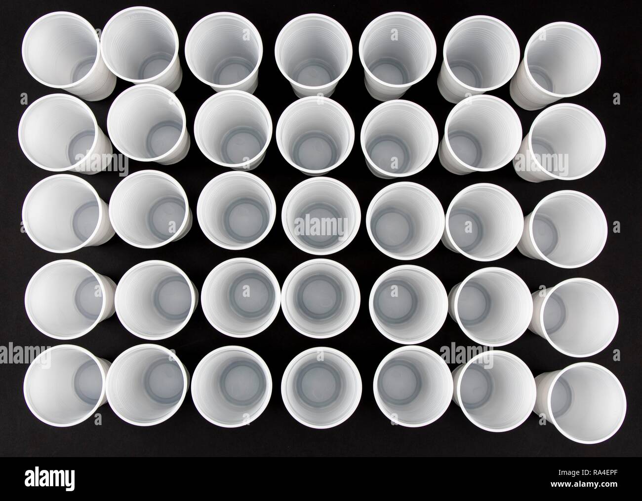 Tazze monouso, i bicchieri di plastica in bianco, 0, 2 litri, bicchieri, tazze monouso, rifiuti in plastica Foto Stock