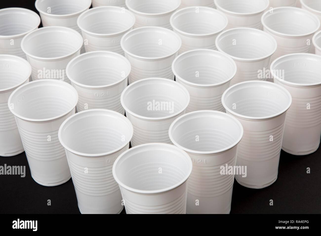 Tazze monouso, i bicchieri di plastica in bianco, 0, 2 litri, bicchieri, tazze monouso, rifiuti in plastica Foto Stock