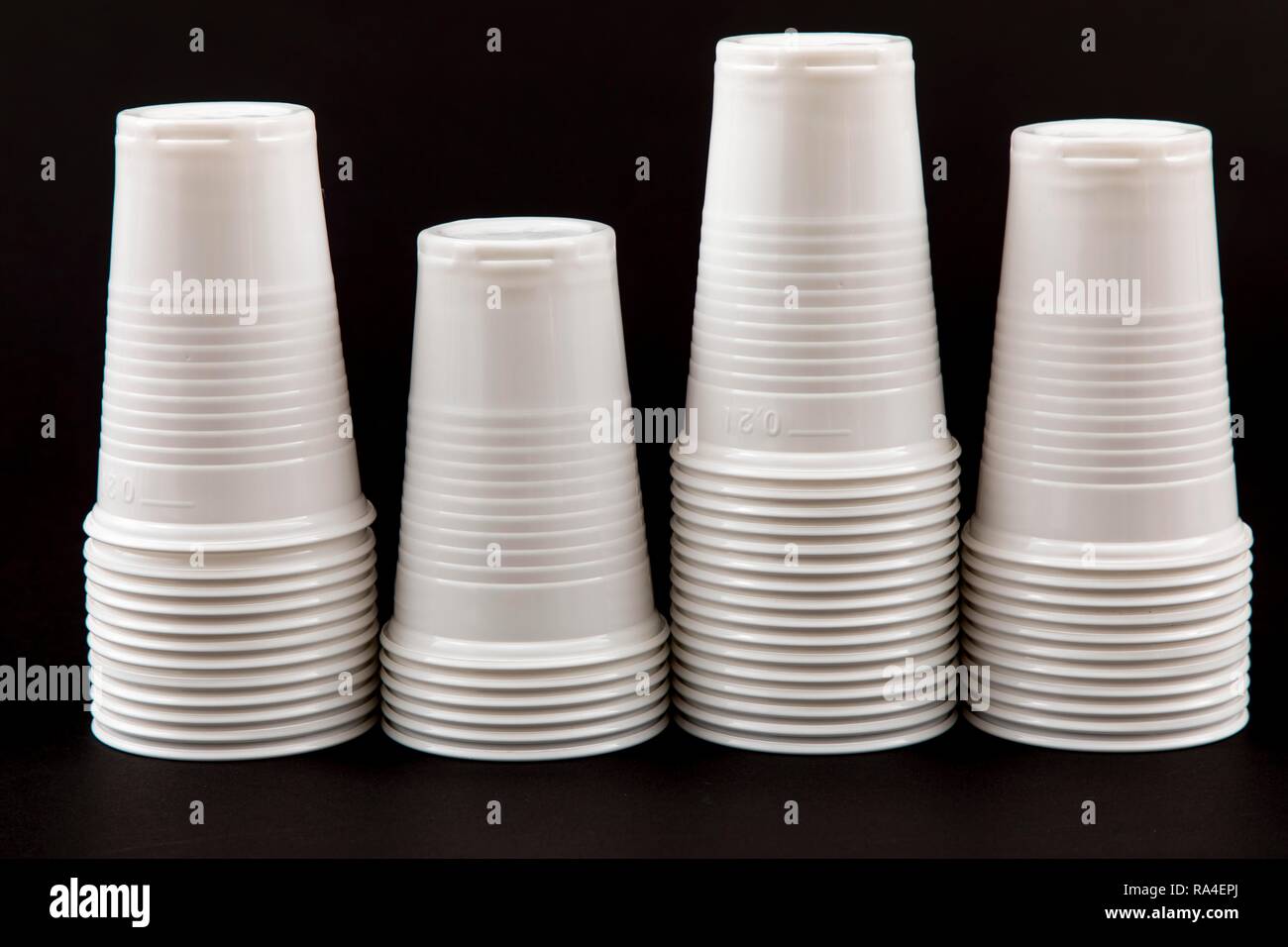 Tazze monouso, i bicchieri di plastica in bianco, 0, 2 litri, bicchieri, tazze monouso, rifiuti in plastica Foto Stock