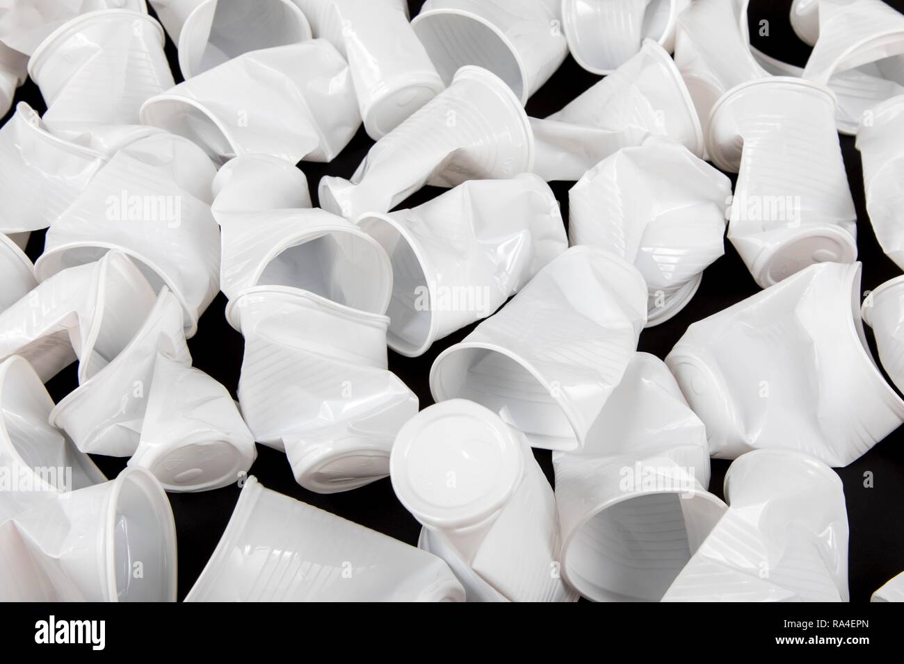 Tazza monouso, tazza di plastica in bianco, 0, 2 litri, bicchiere, tazza monouso, rifiuti in plastica, utilizzato, schiacciato, piegato Foto Stock