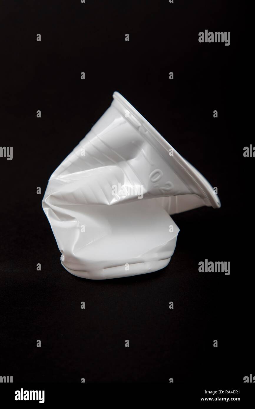 Tazza monouso, tazza di plastica in bianco, 0, 2 litri, bicchiere, tazza monouso, rifiuti in plastica, utilizzato, schiacciato, piegato Foto Stock