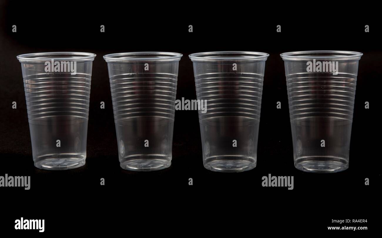 Tazze monouso, i bicchieri di plastica trasparente, 0, 2 litri, bicchieri, tazze monouso, rifiuti in plastica Foto Stock