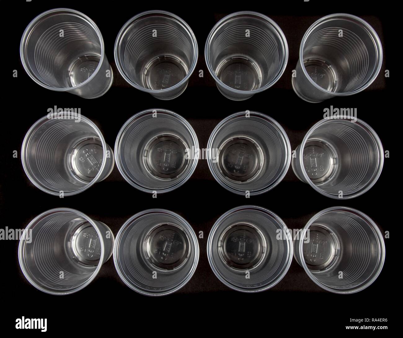 Tazze monouso, i bicchieri di plastica trasparente, 0, 2 litri, bicchieri, tazze monouso, rifiuti in plastica Foto Stock