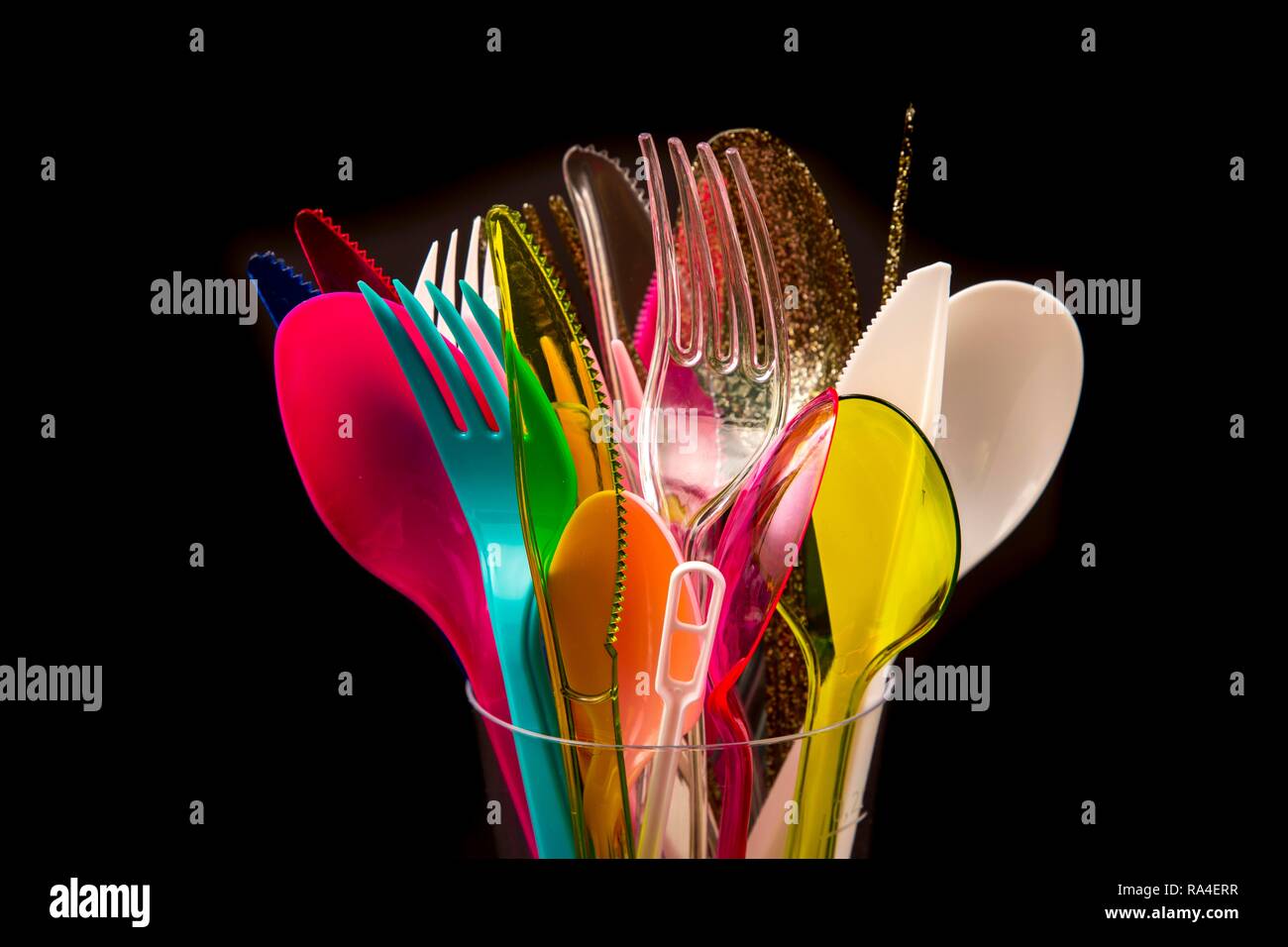 Posate di plastica, posate monouso, coltelli, forchette, cucchiai, rifiuti in plastica di vari colori, tipi Foto Stock
