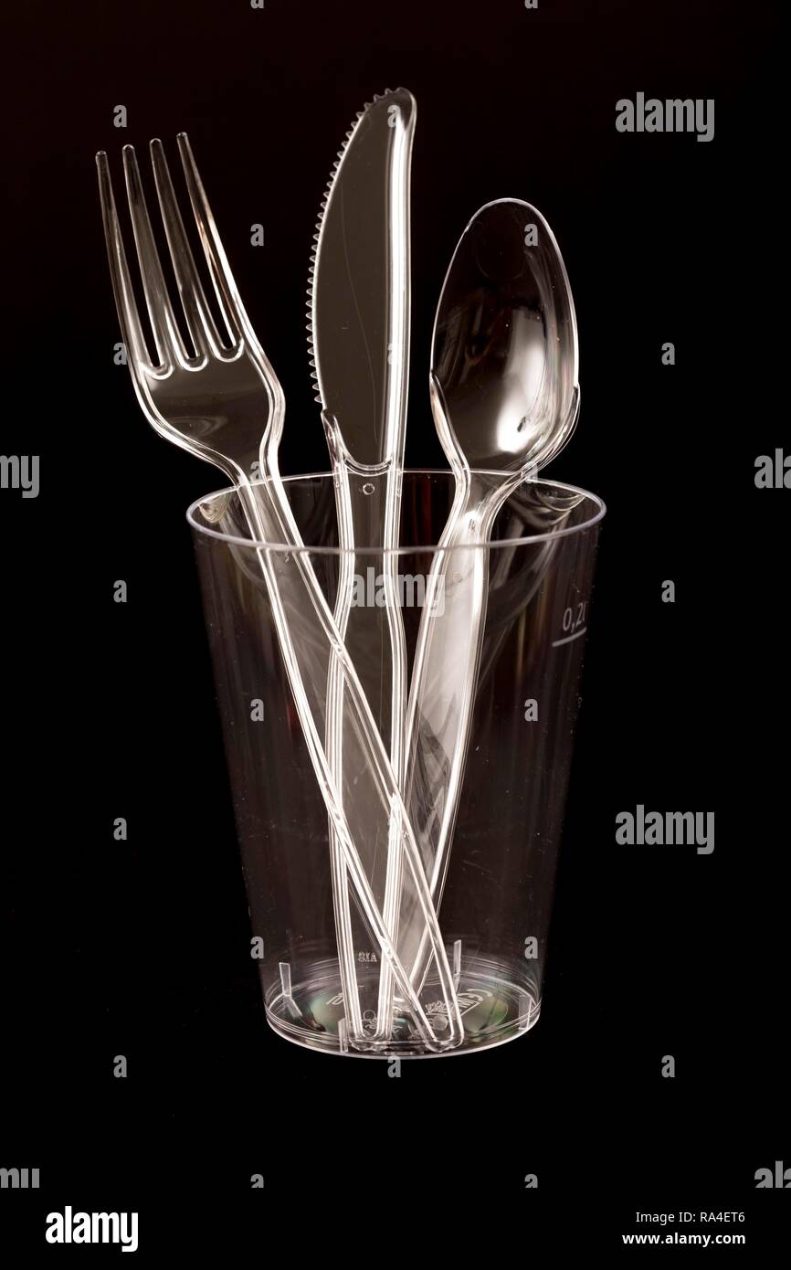 Posate di plastica, posate monouso, coltelli, forchette, cucchiai, i  rifiuti plastici, trasparente, trasparente Foto stock - Alamy