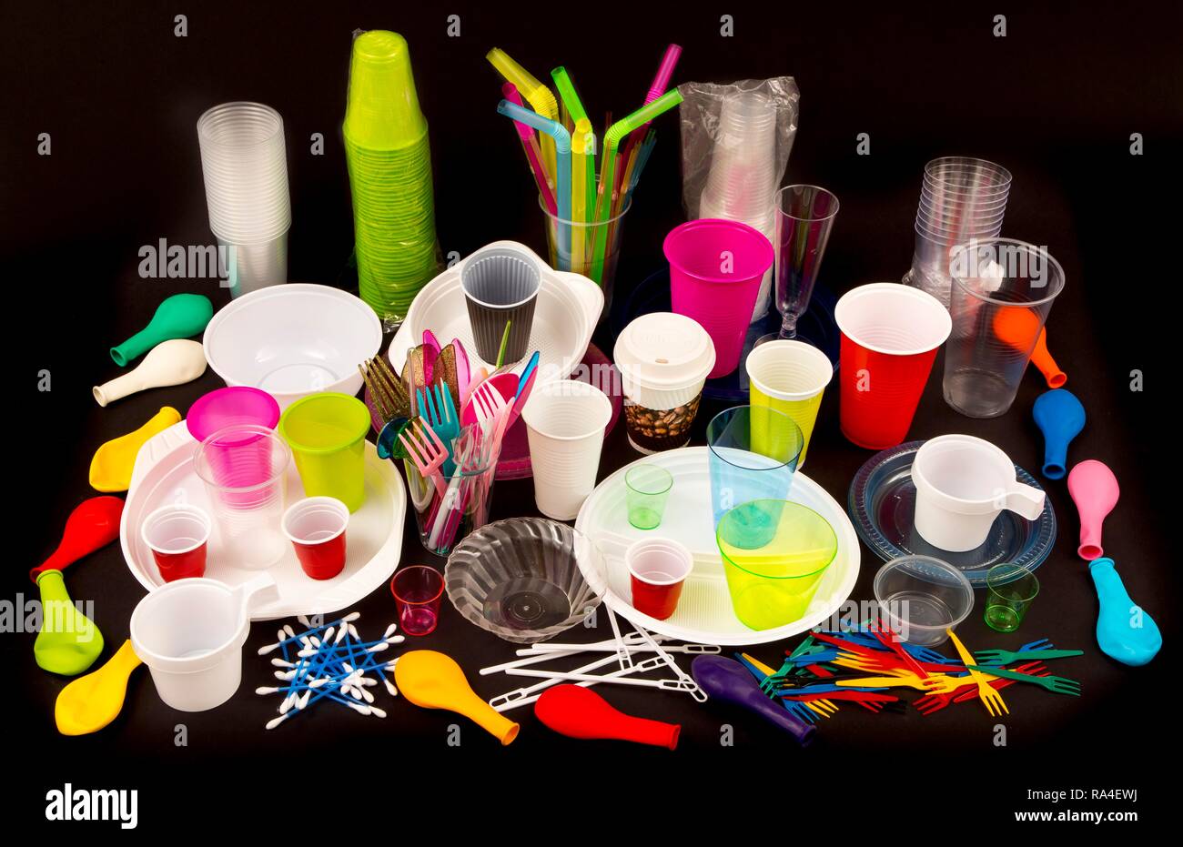 Stoviglie monouso, posate di plastica, stoviglie di plastica, plastica, bicchieri di plastica e altri rifiuti in plastica, di colori diversi Foto Stock