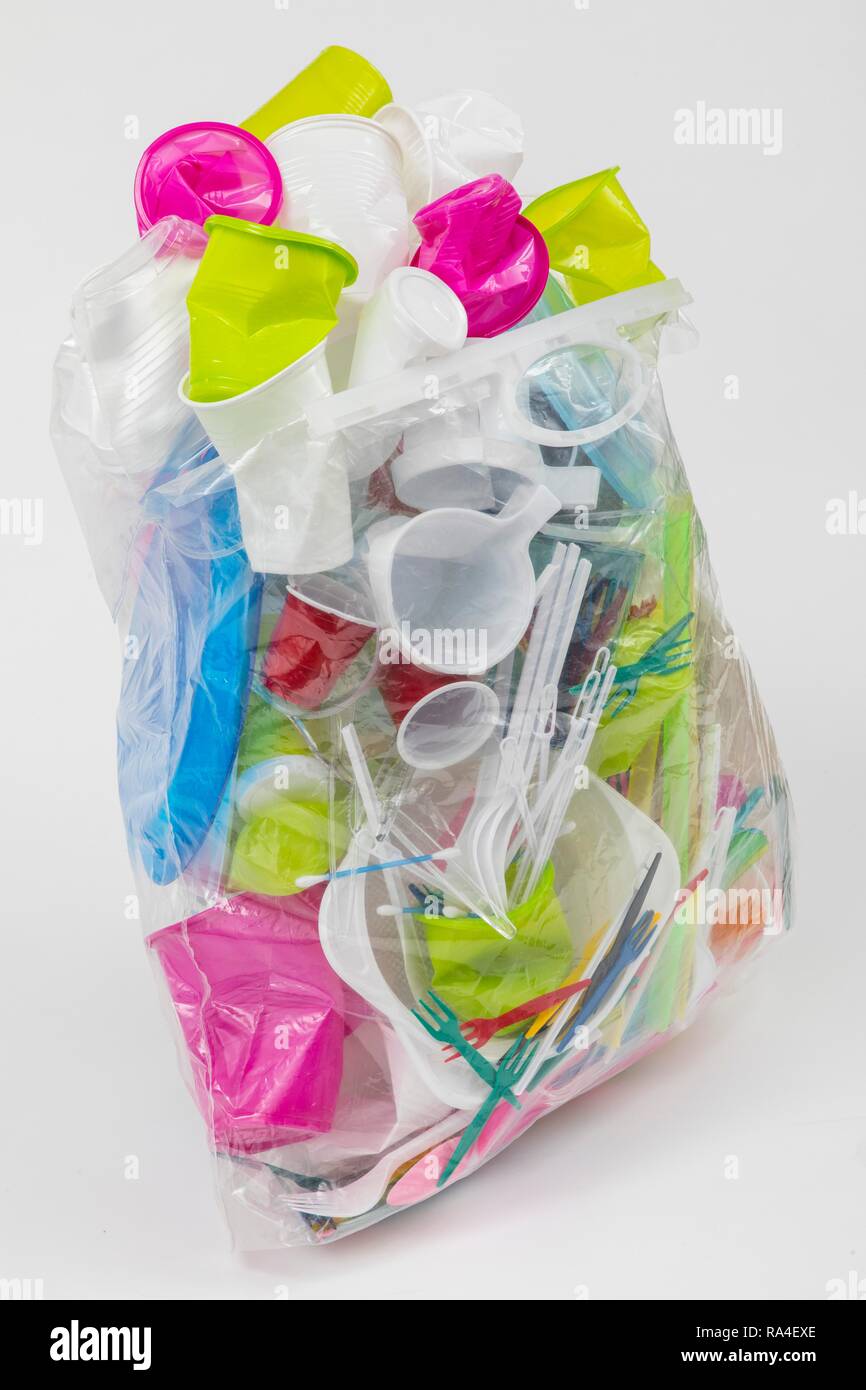 Garbage sacco riempito con stoviglie monouso in plastica, posate, stoviglie di plastica, plastica, i bicchieri di plastica, sacchetti di plastica e altri Foto Stock