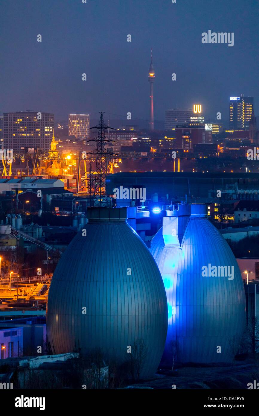 Panorama della città di Dortmund, interna della città, la torre della televisione Florian, Dortmunder-U, torri di digestione di Emscher di trattamento delle acque reflue Foto Stock