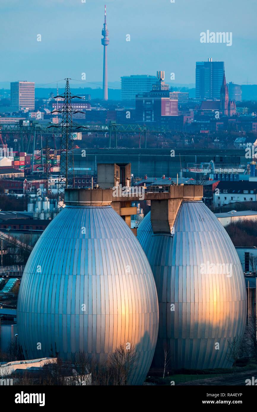 Panorama della città di Dortmund, interna della città, la torre della televisione Florian, Dortmunder-U, torri di digestione di Emscher di trattamento delle acque reflue Foto Stock