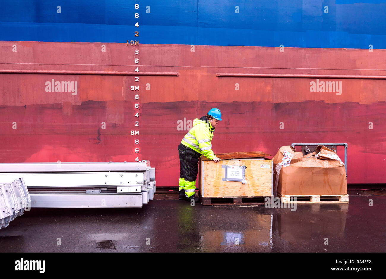 Negozi per essere caricati a bordo di nuove navi portarinfuse Java Star accanto a Bergen Harbour per la sua cerimonia di denominazione. Bergen, Norvegia Febbraio 2007. Foto Stock