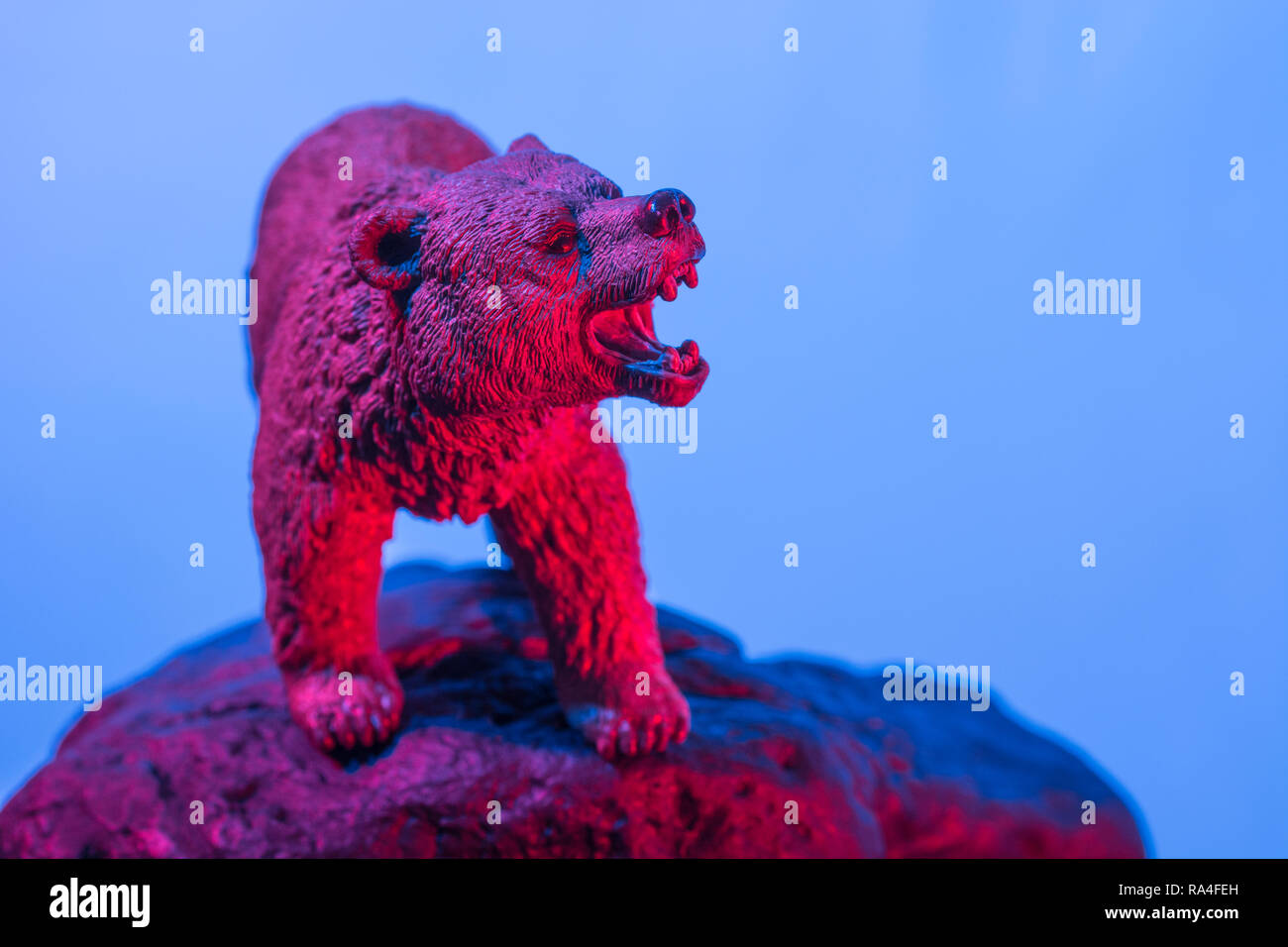 L'orso del giocattolo si leva in piedi sulla roccia contro lo sfondo normale, tutto il colore illuminato. Per il mercato dell’orso, gli orsi del mercato, la quota di mercato, essendo ribassista, il crollo del mercato 2020 Foto Stock