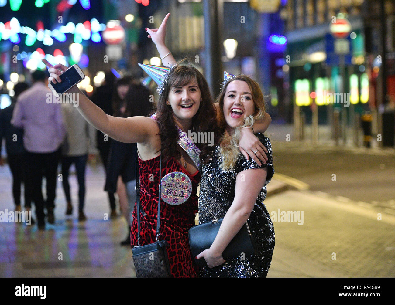 Festaioli di St Mary Street a Cardiff durante i festeggiamenti di Capodanno. Foto Stock