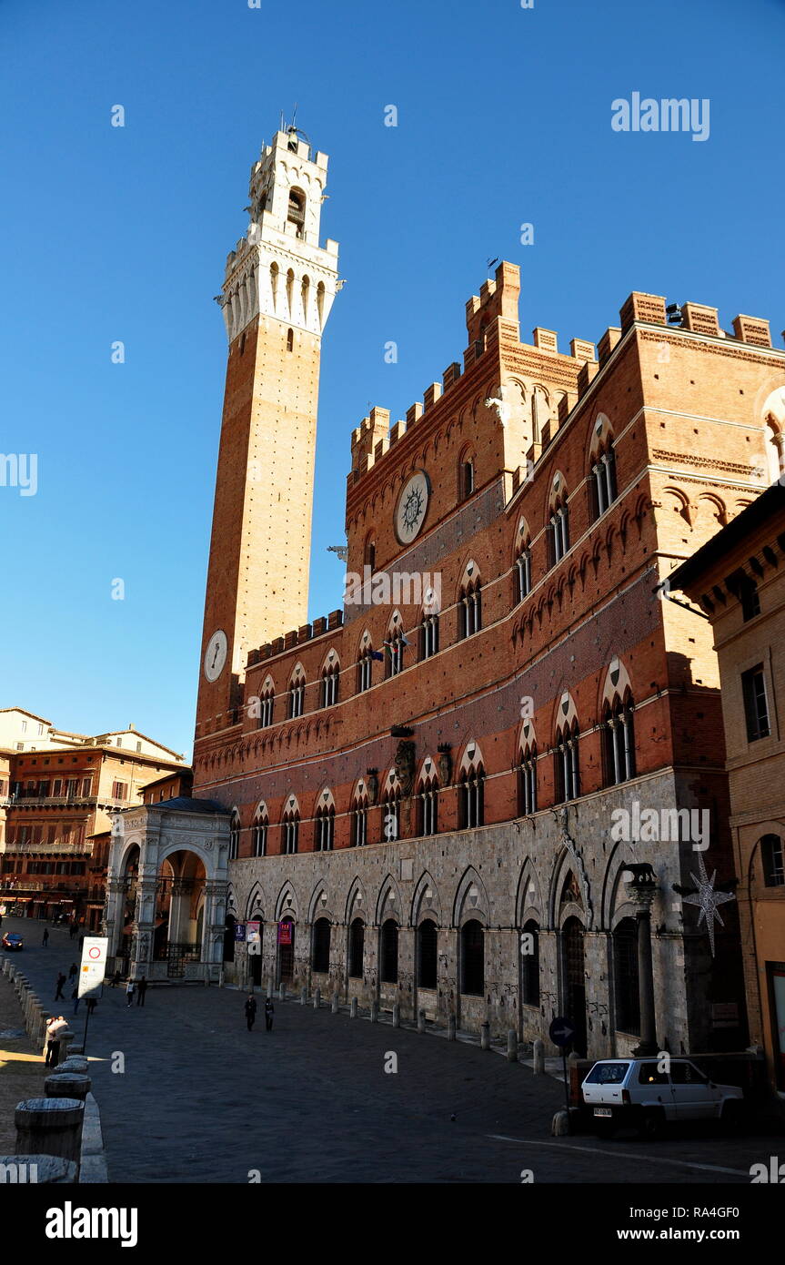 Siena Italia è il municipio e torre campanaria sul famoso Il Campo piazza. Foto Stock