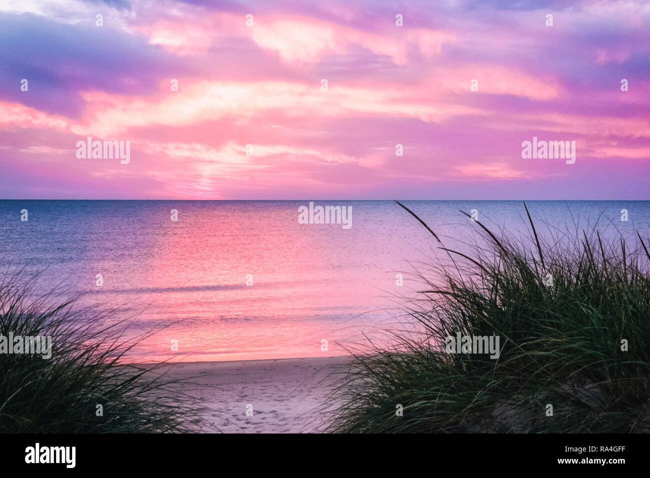 Paradiso personale su una bellissima spiaggia di sabbia bianca al tramonto. Rosy Mound park presso il lago Michigan. La Contea di Ottawa, Michigan, Stati Uniti d'America. Foto Stock
