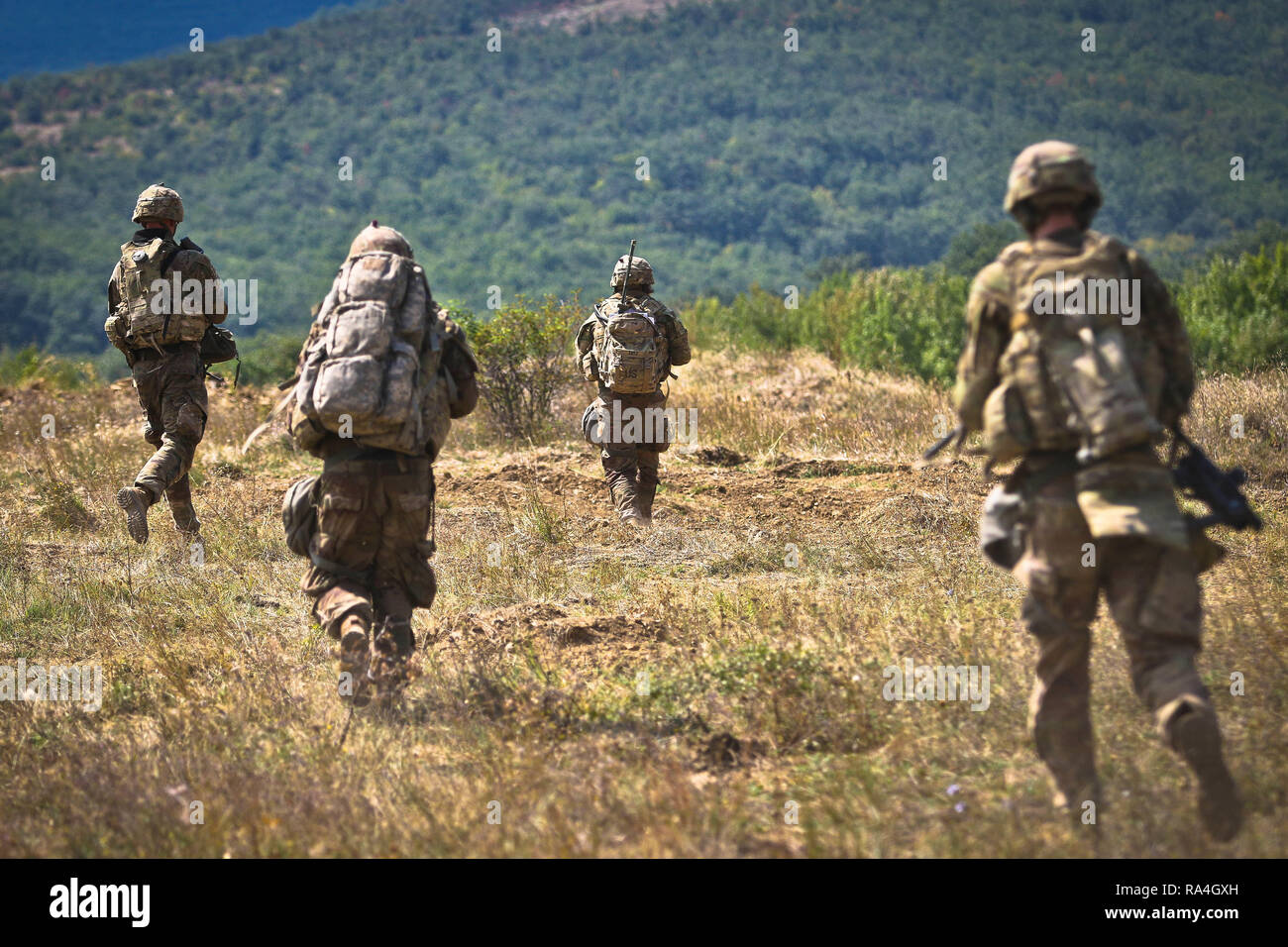 Stati Uniti I soldati dell esercito assegnati al 2° Battaglione, quinto reggimento di cavalleria, 1° Brigata corazzate contro la squadra, 1° Divisione di cavalleria, sprint a una posizione di combattimento durante una tabella XII live-fire esercizio a Novo Selo Area Formazione, Bulgaria, 24 agosto 2018. Questo esercizio è stato a sostegno di Atlantic risolvere, il permanere di un esercizio di formazione tra la NATO e gli Stati Uniti Le forze. (U.S. Esercito nazionale Guard foto di Sgt. Jamar Marcel Pugh, 382 Affari pubblici distacco/ 1° ABCT, 1 CD/rilasciato) Foto Stock