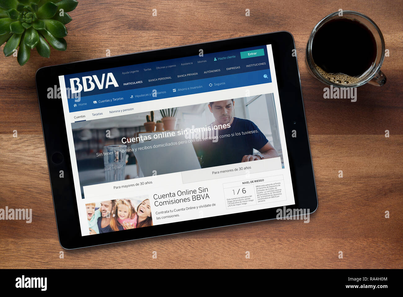 Il sito web di Banco Bilbao Vizcaya Argentaria (BBVA) è visto su un tablet iPad, su una tavola di legno (solo uso editoriale). Foto Stock