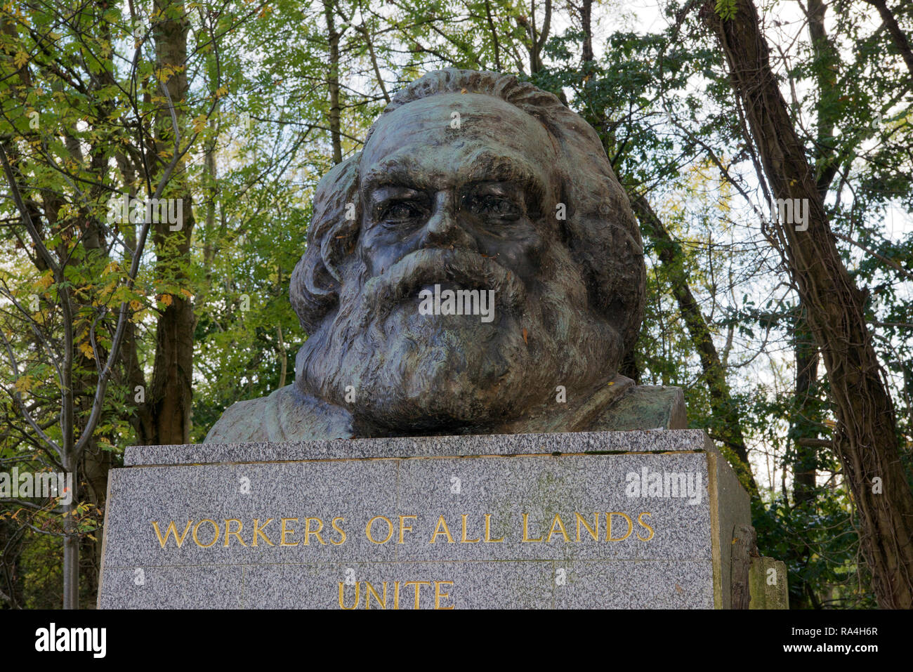 Close-up Karl Marx grave est cimitero di Highgate Londra Inghilterra Foto Stock