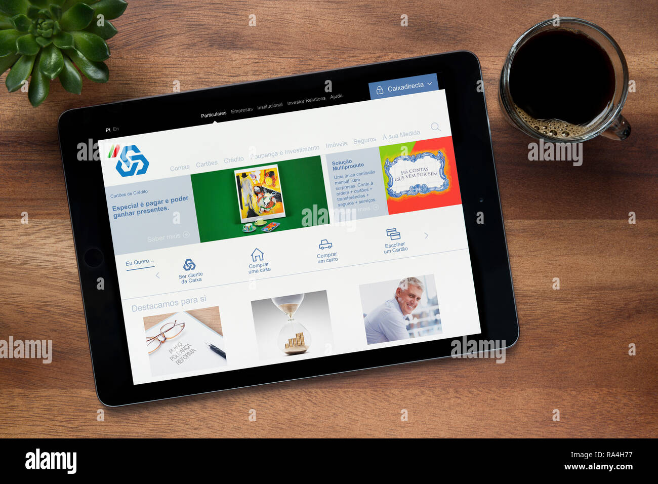 Il sito di Caixa Geral de Depósitos è visto su un tablet iPad, su di un tavolo di legno (solo uso editoriale) Foto Stock