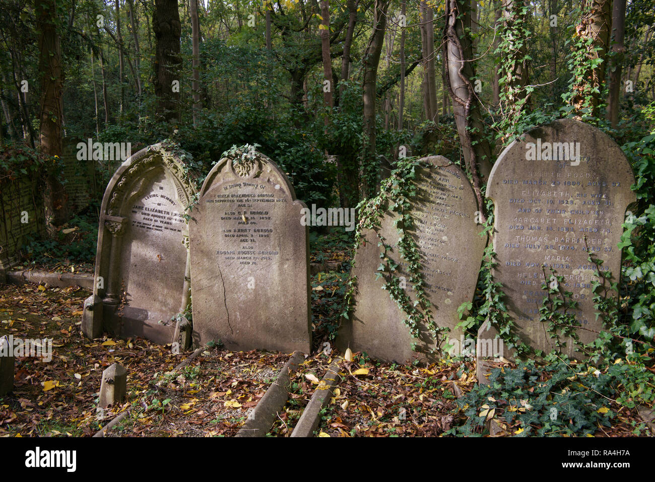 Grave est lapidi del cimitero di Highgate Londra Inghilterra Foto Stock