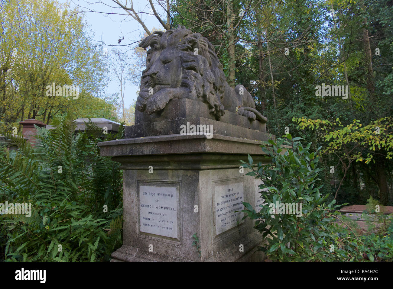 Tomba di George Wombwell un animale cerchio di collettore del Libano ad ovest del cimitero di Highgate Londra Inghilterra Foto Stock
