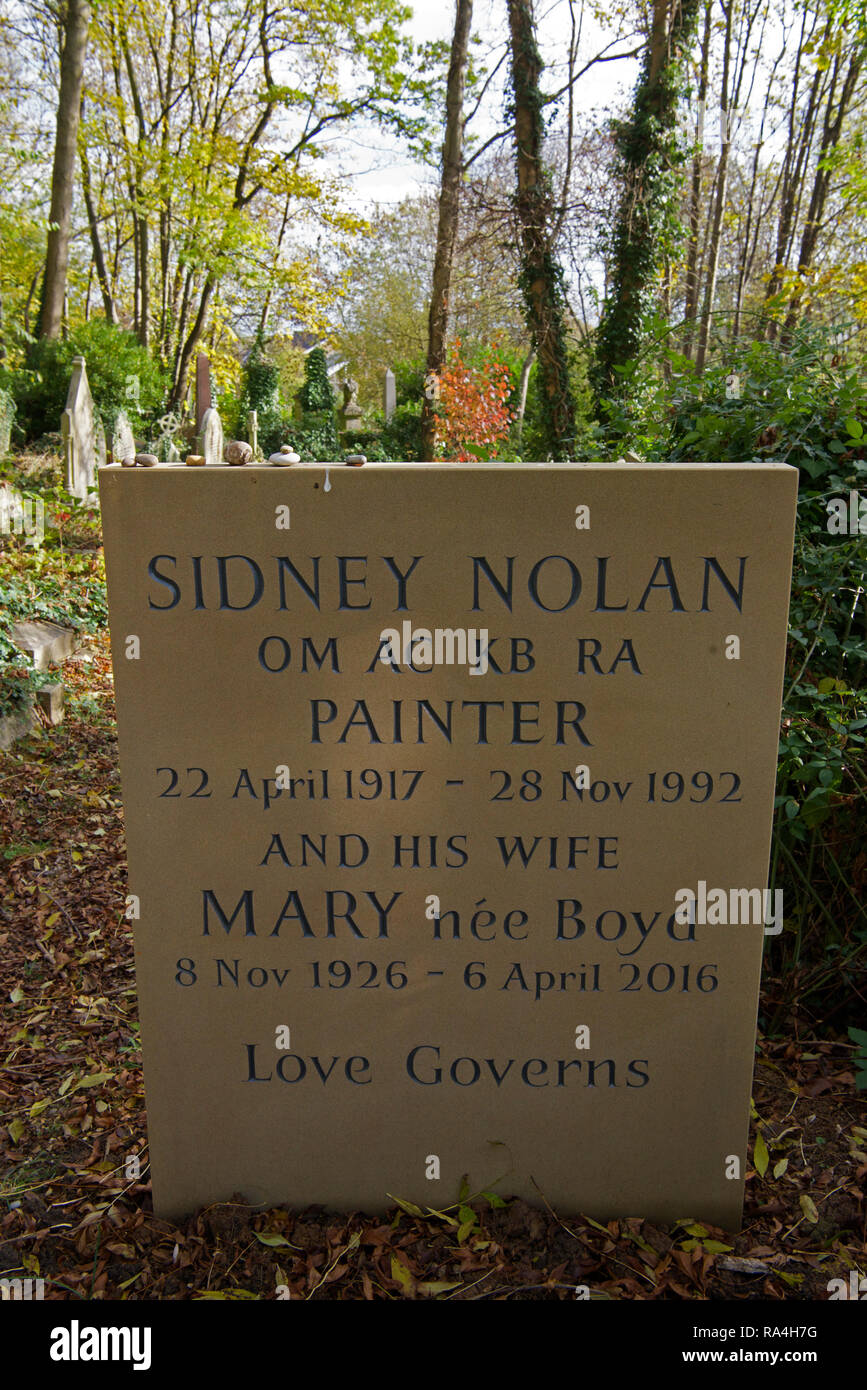 Pietra tomba Sidney Nolan pittore australiano est cimitero di Highgate Londra Inghilterra Foto Stock