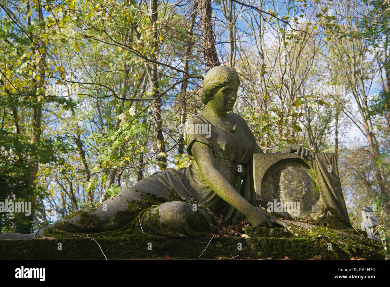 Scultura sulla tomba di Marthe Besson est cimitero di Highgate Londra Inghilterra Foto Stock