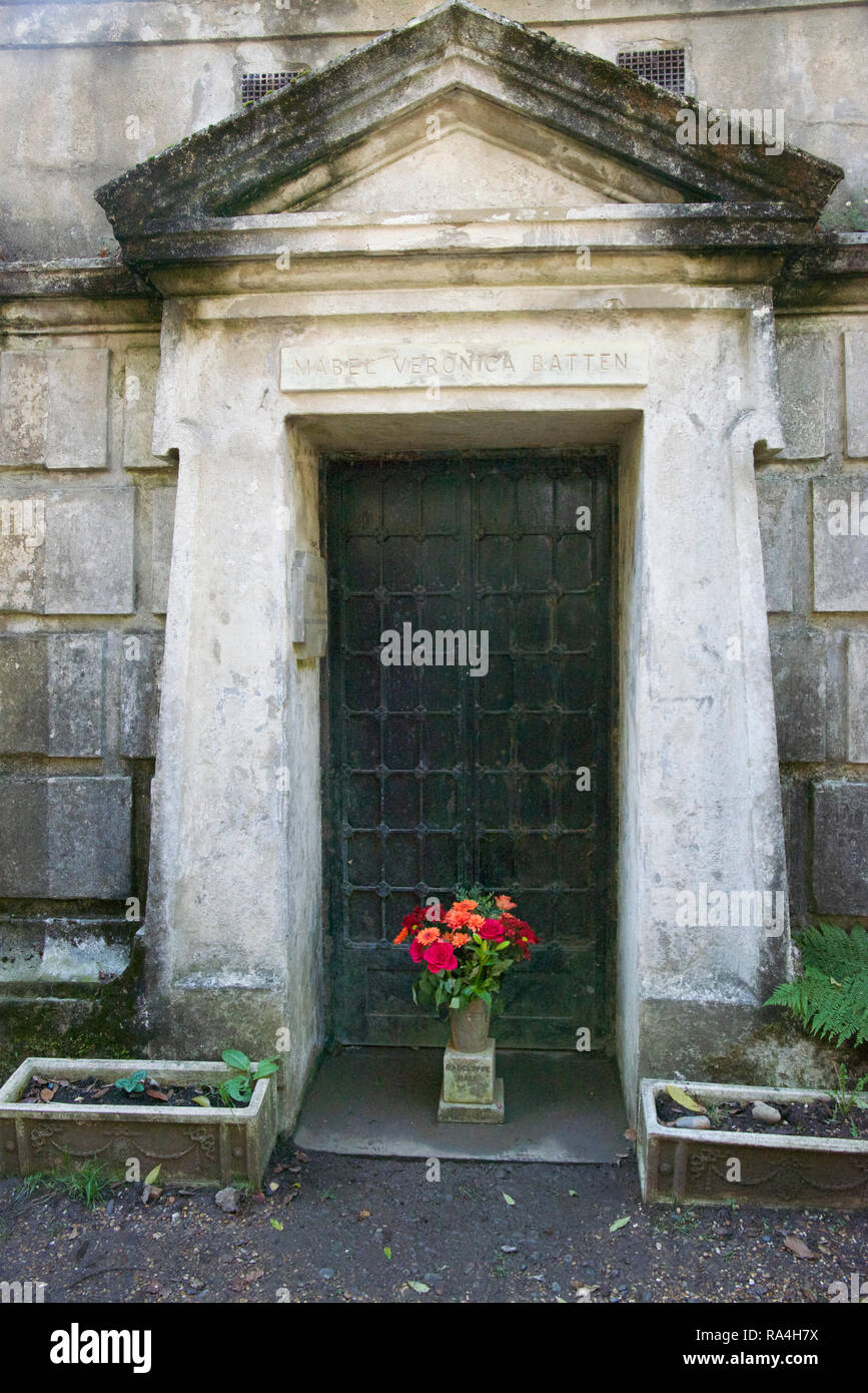 Tomba di Mabel Veronica Batten cerchio del Libano ad ovest del cimitero di Highgate Londra Inghilterra Foto Stock