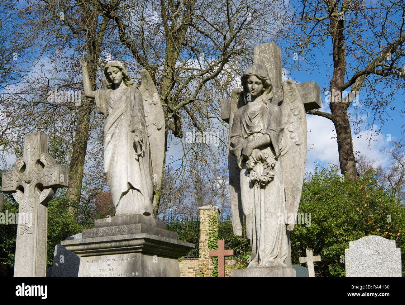 Due angeli est cimitero di Highgate Londra Inghilterra Foto Stock