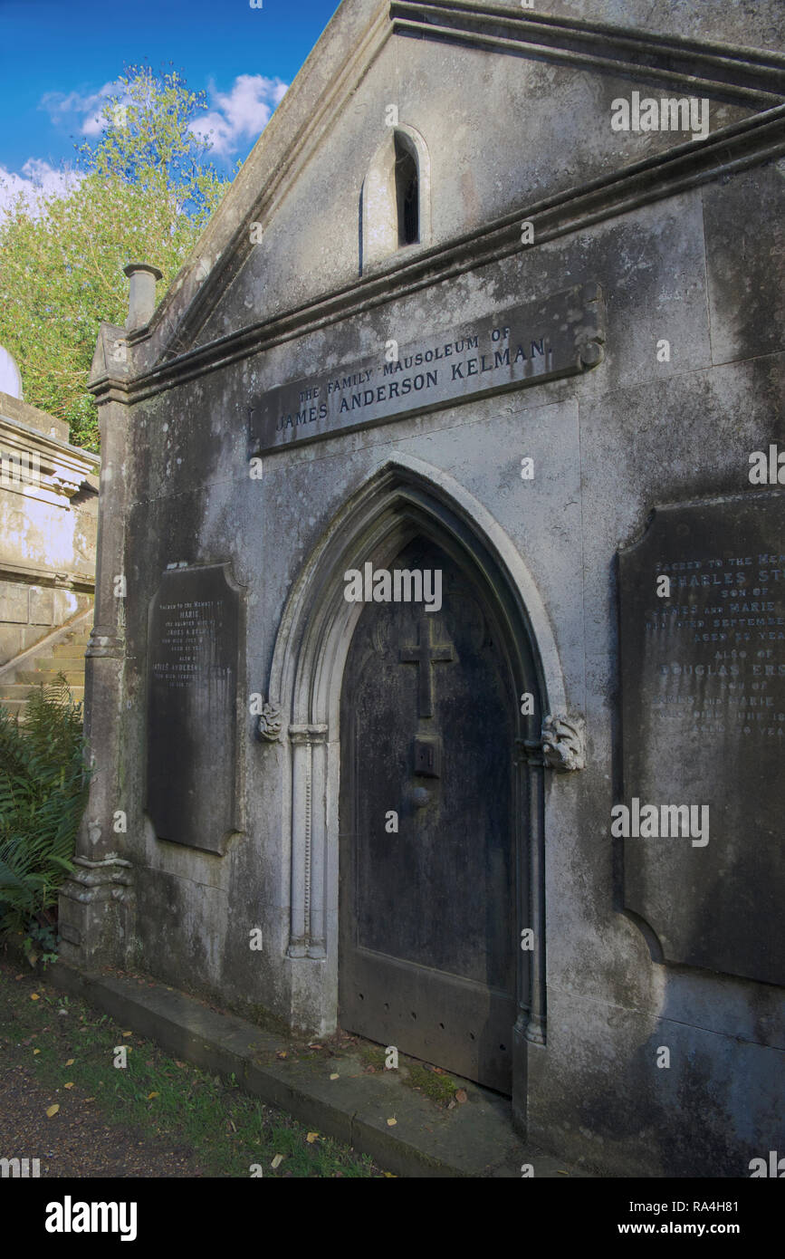 Tipica tomba cerchio del Libano ad ovest del cimitero di Highgate Londra Inghilterra Foto Stock