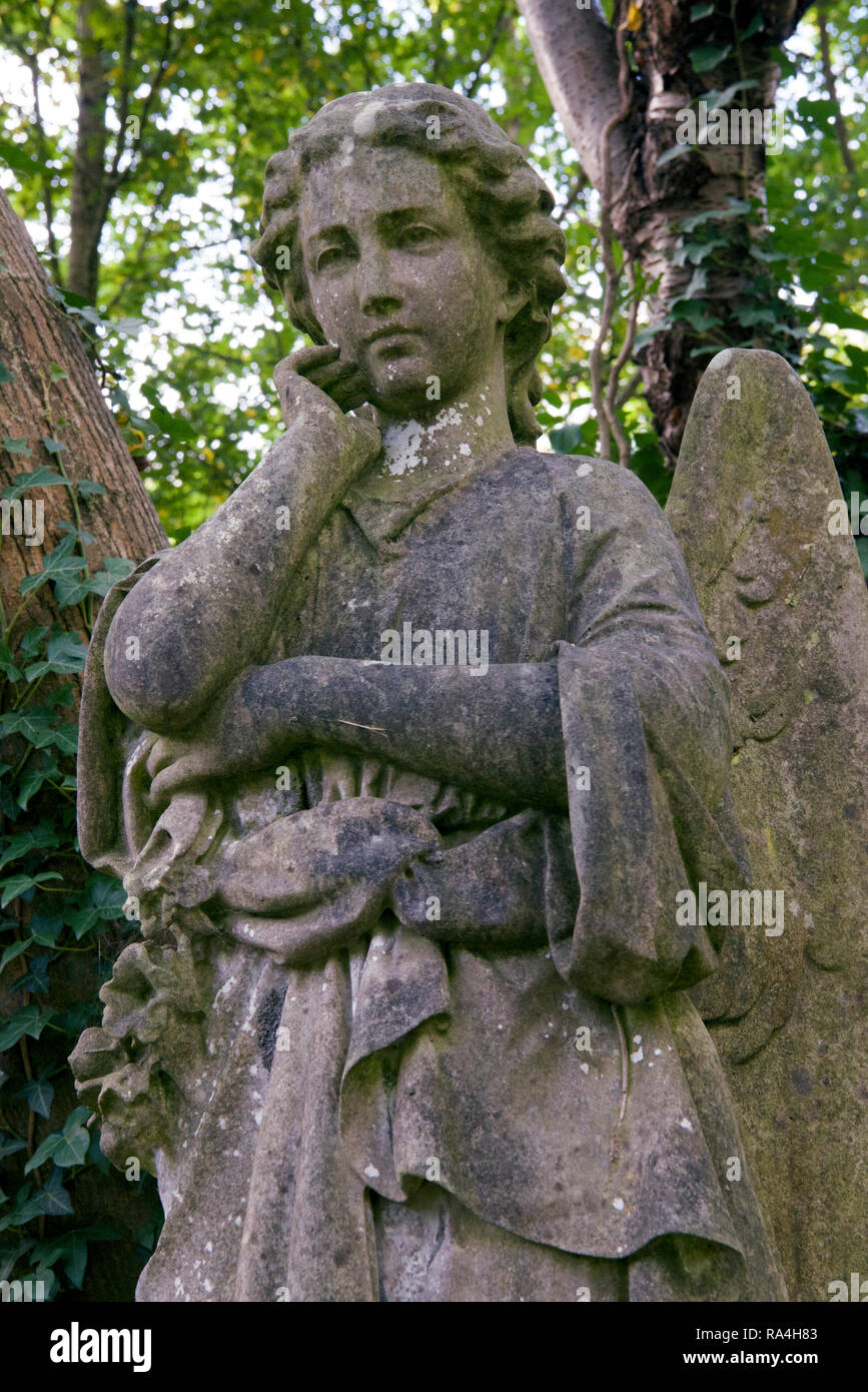 Angelo di pietra a est del cimitero di Highgate Londra Inghilterra Foto Stock
