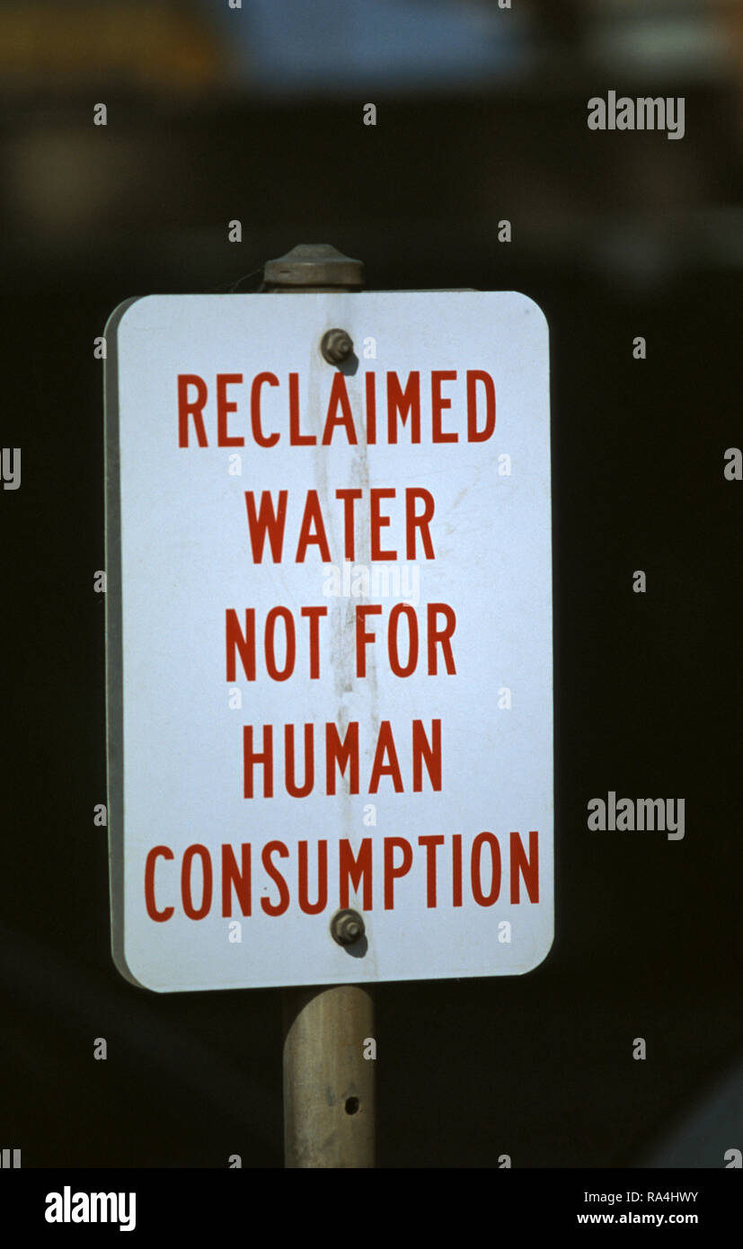 L'acqua recuperata (NON DESTINATI AL CONSUMO UMANO, acque reflue riutilizzo) cartello stradale, Nuovo Galles del Sud, Australia Foto Stock