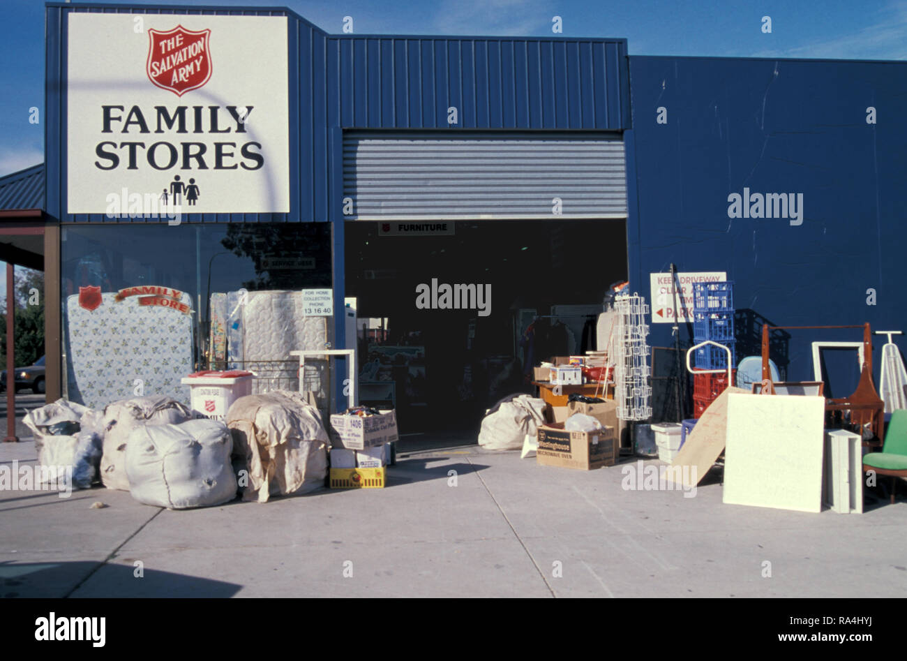 Esercito della salvezza famiglia negozi con donazioni impilati al di fuori della banchina di carico, Adelaide, Australia del Sud Foto Stock