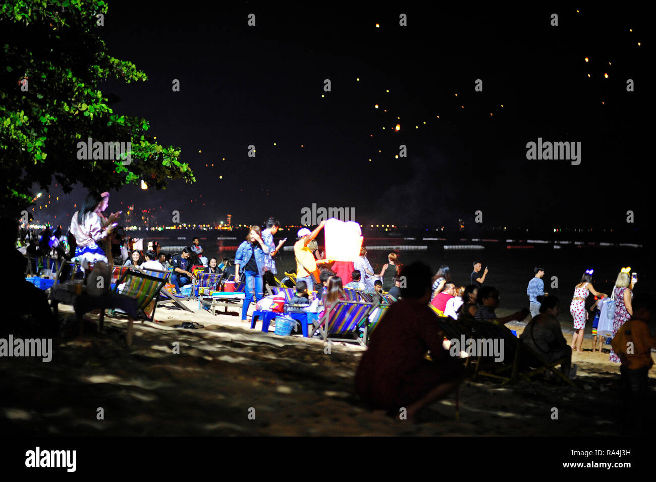 I turisti e i locali di Capodanno sulla spiaggia di Pattaya Thailandia Foto Stock
