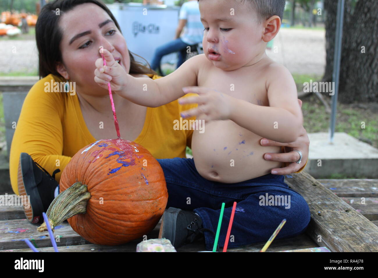 30 settembre 2018, madre e figlio avendo divertimento pittura presso la Zucca Patch, Kyle, TX, Stati Uniti d'America: Credito: Bianca Martinez Foto Stock