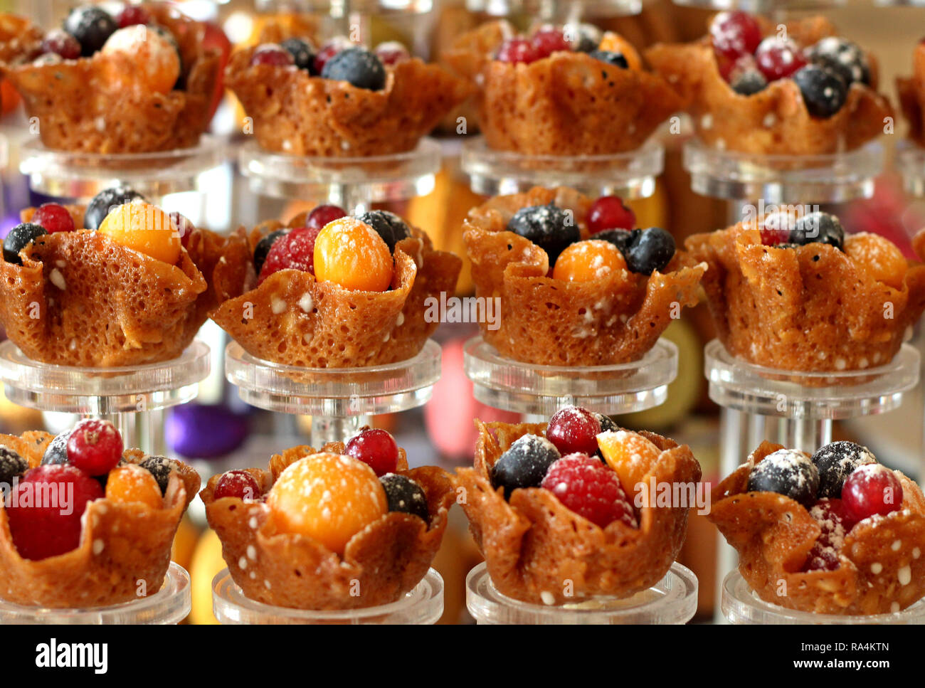 Il brandy snap cookies con frutti di bosco freschi Foto Stock