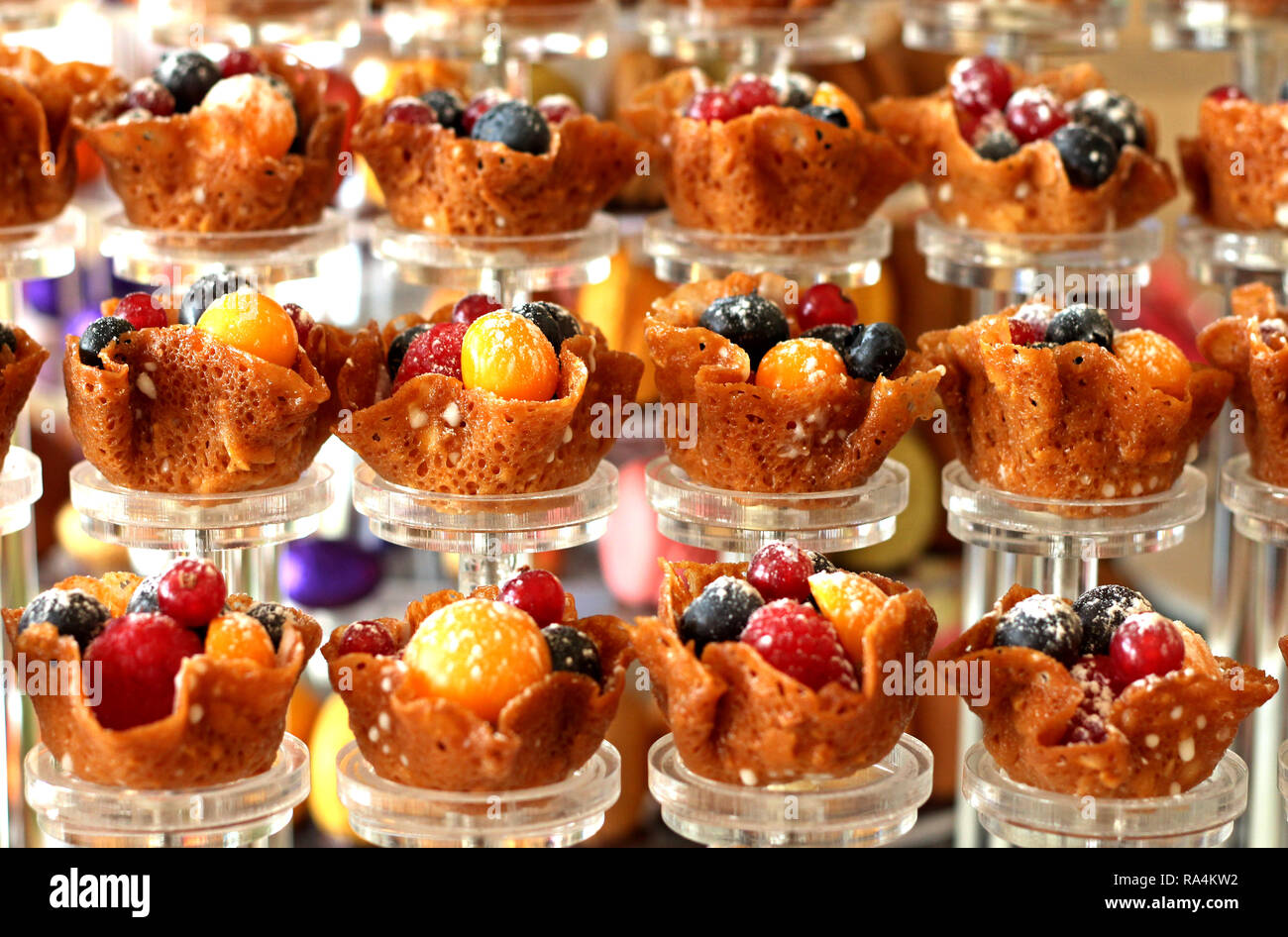 Il brandy snap cookies con frutti di bosco freschi Foto Stock