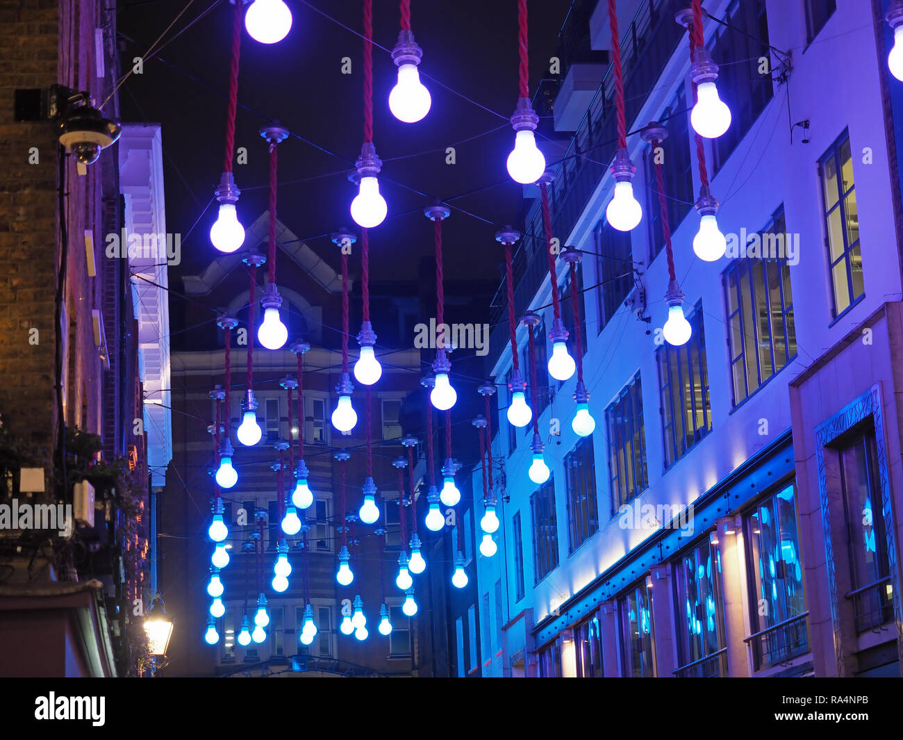 Vista guardando le belle luci di Natale appeso in Ganton Street adiacente Carnaby Street Londra 2018 Foto Stock