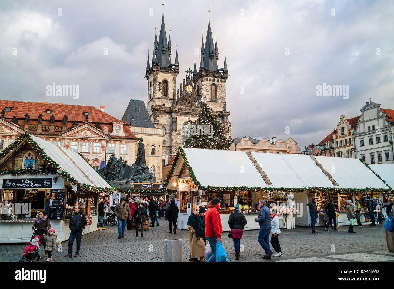 Festoso mercatino di Natale in Piazza della Città Vecchia di Praga, Repubblica Ceca. Foto Stock