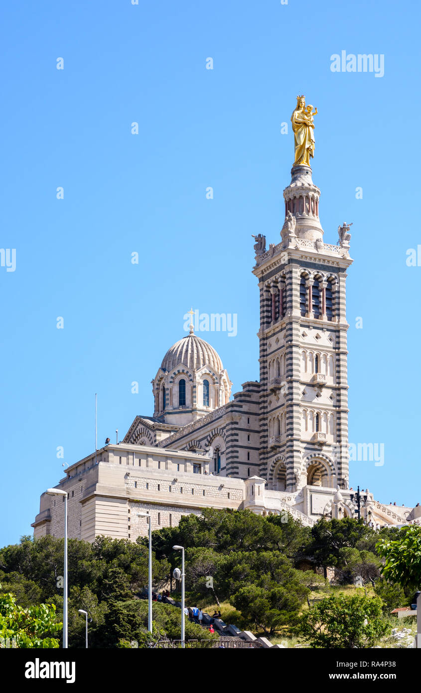 Notre Dame de la Garde basilica situata su una collina a Marsiglia,  Francia, accessibile da un percorso inclinato con scale, è molto popolare  con i turisti Foto stock - Alamy