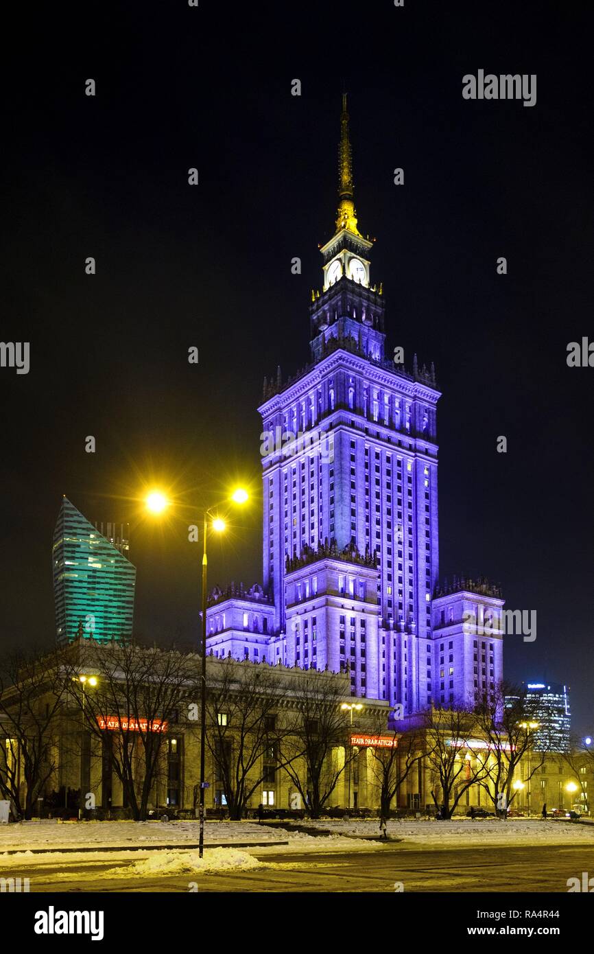 Polska - Mazowsze - Warszawa - Centrum - Palac Kultury i Nauki mi Plac Defilad oraz wiezowiec Zagiel Zlota 44 w Warszawie Polonia - Mazovia - Varsavia - centro città - la cultura e la scienza Palace , Vela Zlo Foto Stock