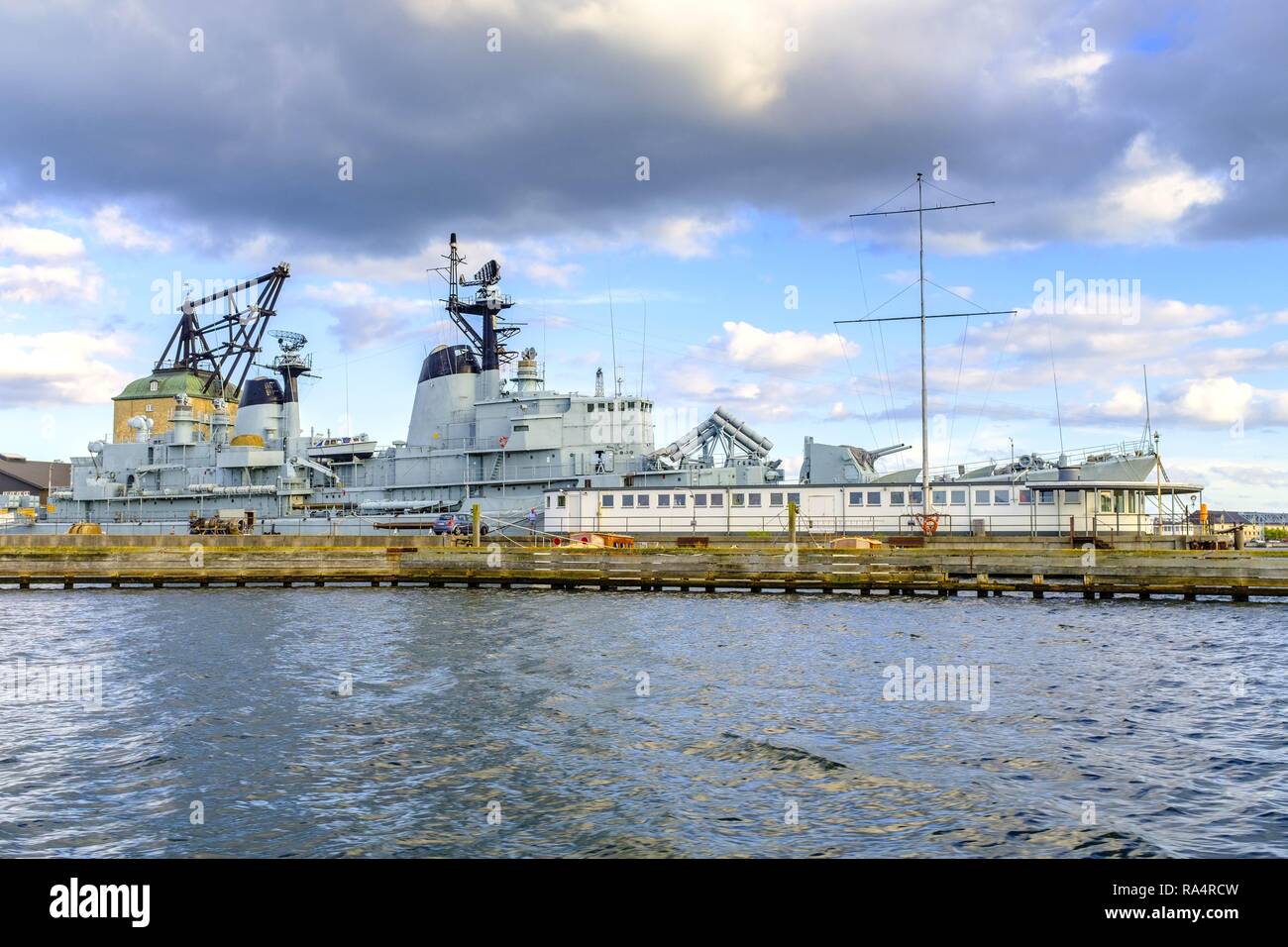 Dania - regione Zelanda - Kopenhaga - plywajace muzeum - fregata bojowa Peder Skram F352 ho historyczna przystan marynarki wojennej Danii na wyspie Nyholm Danimarca - Zelanda regione - Copenhagen - militar Foto Stock