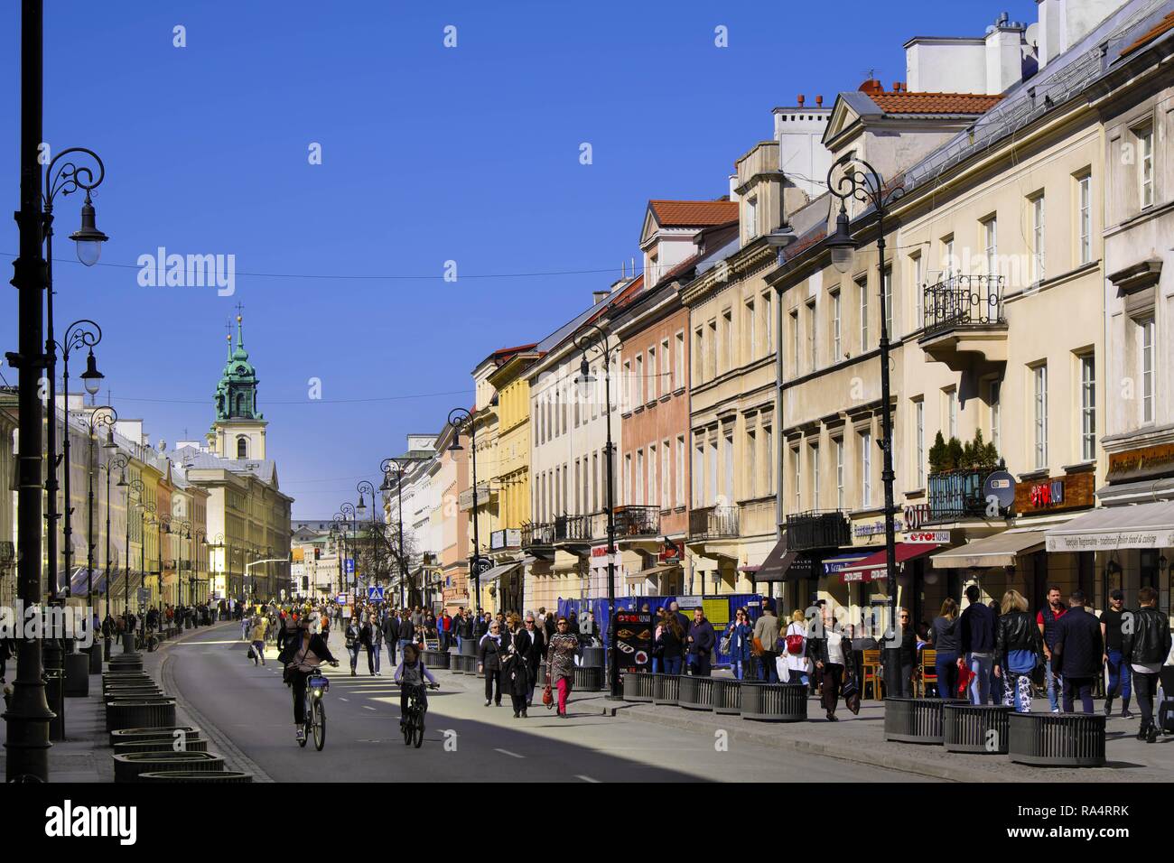 Warszawa, Polska - Stare Miasto - ulica Nowy Swiat ho Krakowskie Przedmiescie Varsavia, Polonia - quartiere storico di Varsavia città vecchia , vista panoramica del Krakowskie Przedmiescie street Foto Stock