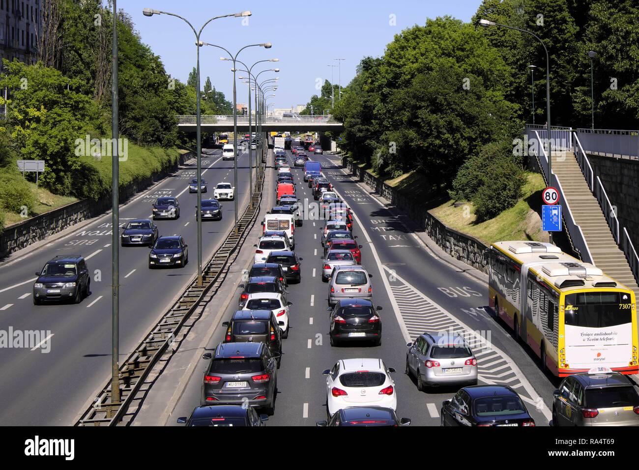 Varsavia, Mazovia / Polonia - 2018/06/07: il traffico pesante e gli ingorghi di traffico a Trasa Lazienkowska boulevard, arteria che collega la parte occidentale e quella orientale di Varsavia Foto Stock